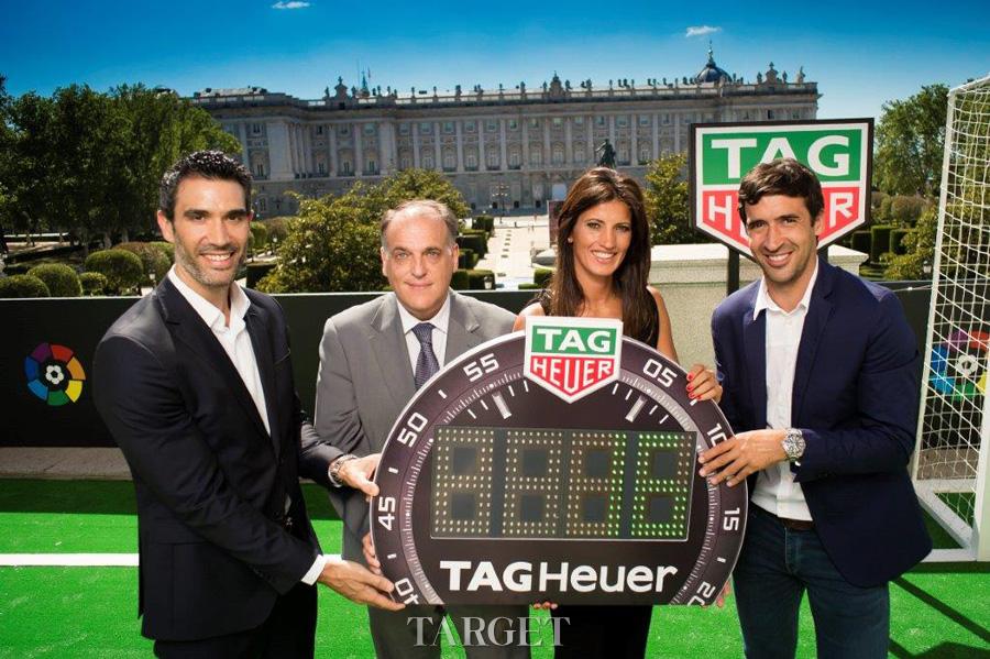 TAG Heuer泰格豪雅正式宣布成为西班牙甲级联赛官方计时合作伙伴。图为费尔南多__桑斯、 哈维尔·特巴斯, 布兰卡__庞扎诺和劳尔__冈萨雷斯与全新计时牌合影留念（由左至右）。