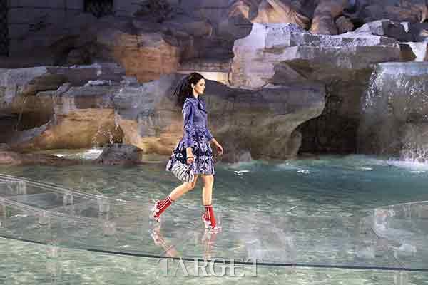 @罗马许愿泉 Fendi 的模特在水面走秀！