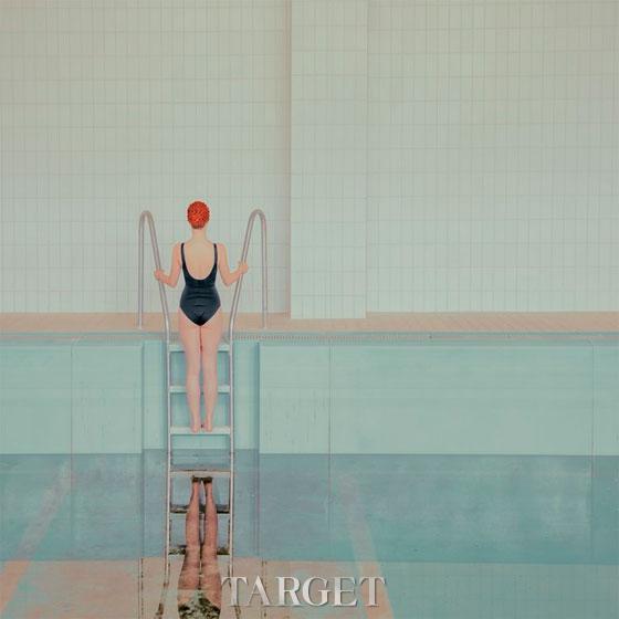 Mária Švarbová用梦幻色调捕捉泳池畔的凝结瞬间
