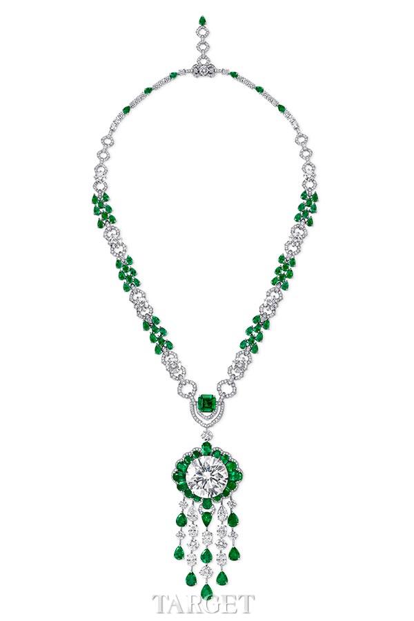 格拉夫多形切割祖母绿和钻石项链，镶有一颗63.63克拉圆形钻石，钻石共重106.99克拉，祖母绿共重55.29克拉。