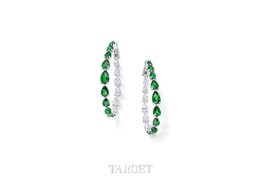格拉夫梨形祖母绿和钻石耳环，钻石共重8.63克拉，祖母绿共重14.47克拉。