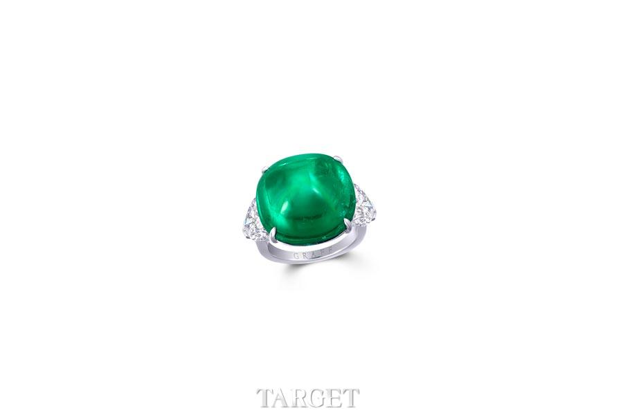 珍稀绚丽的宝石据说和文明一样历史悠久。Emerald（祖母绿）的名称源自希腊文中的“smaragdus”一词，意思是绿色。这枚25.43克拉凸圆形祖母绿戒指以永恒优雅的美钻衬托，独特的色彩与光芒令人深感着迷。